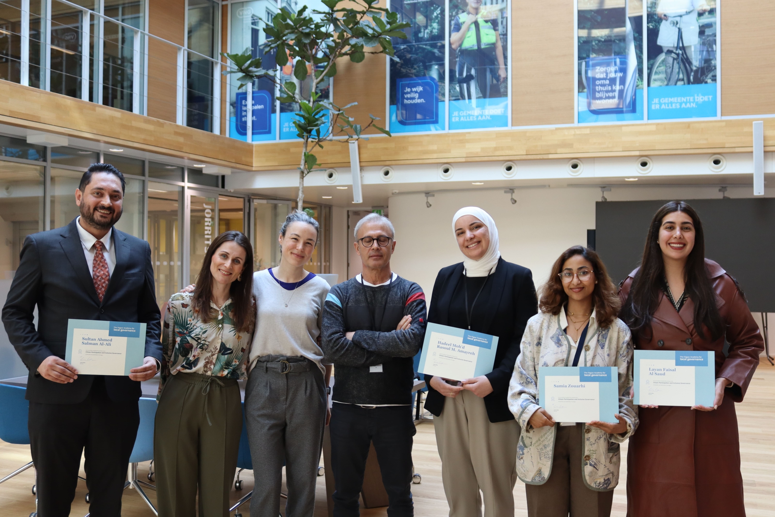OT CITIZEN_2025_Group picture in Willemshof with certificates in Atrium